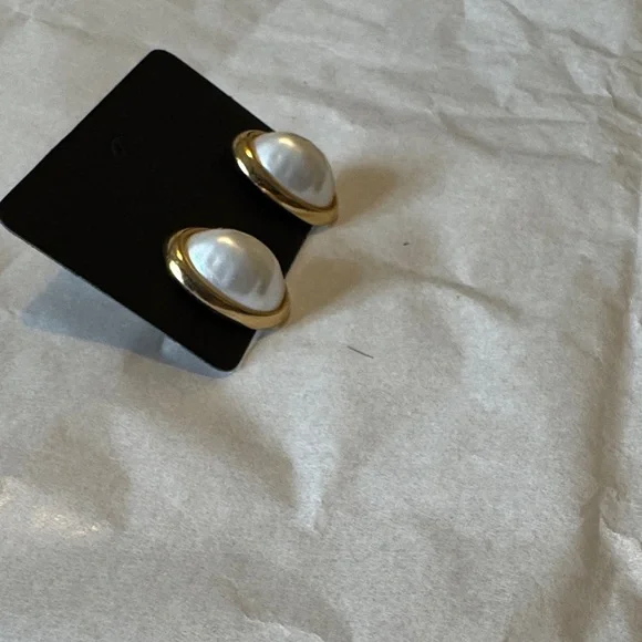 Elegant Gold and White Pearl Oval Earrings - Picture 5 of 8